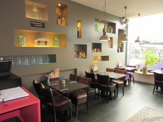 Restaurant met uitzicht op marktplein.