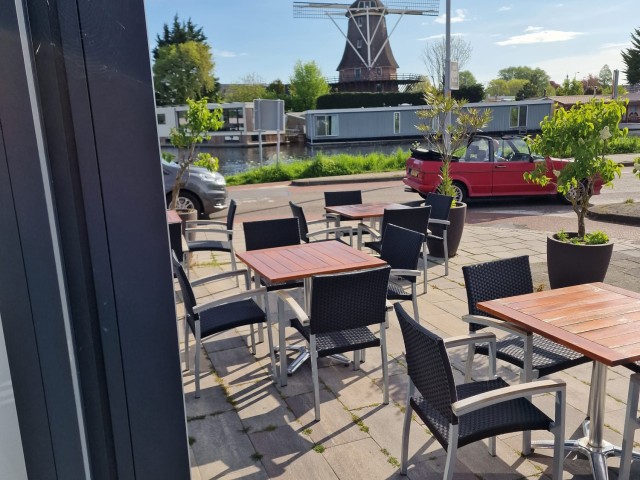 Ettcafe te koop met groot terras en grote kelder met mogelijkheden