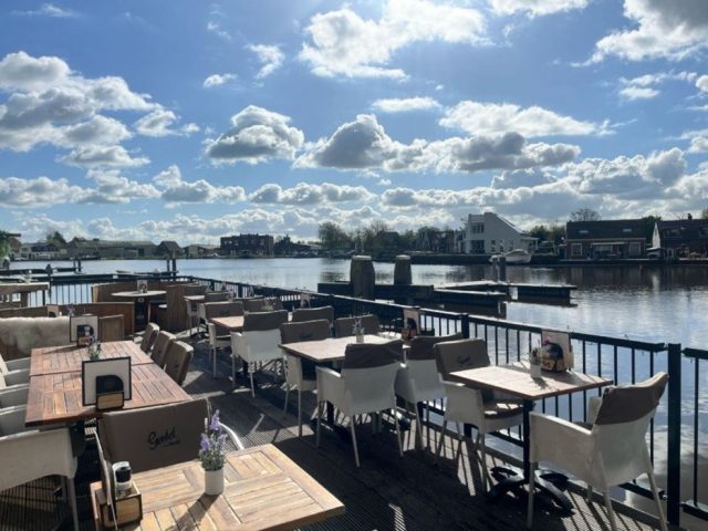 Het terrasaan het water